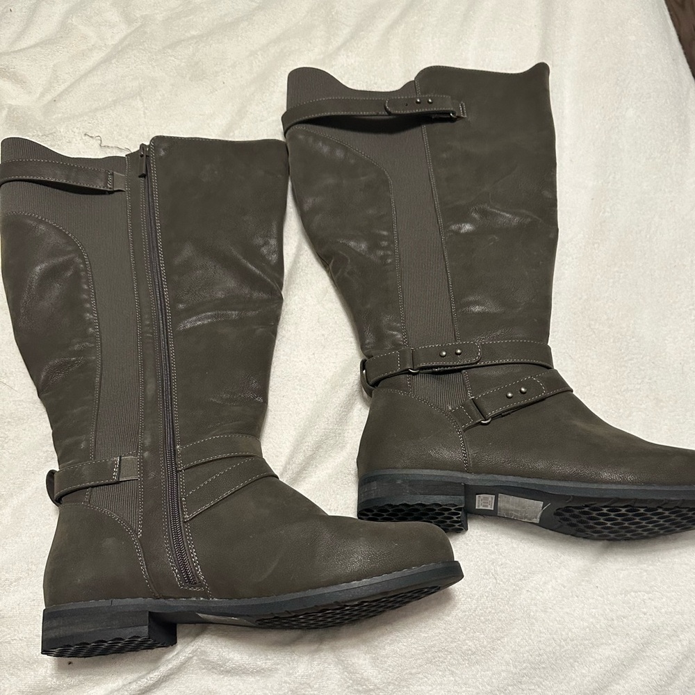 NWT Torrid 4B Grey Oilsd Strap Knee Boot